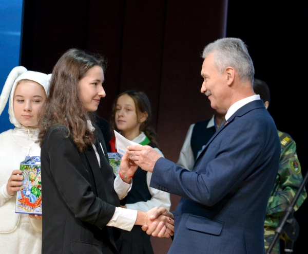 Новогоднее представление и награждение талантливой молодежи прошло во Дворце культуры