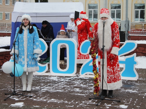 Конкурс Дедов Морозов и Снегурочек прошел на городской площади