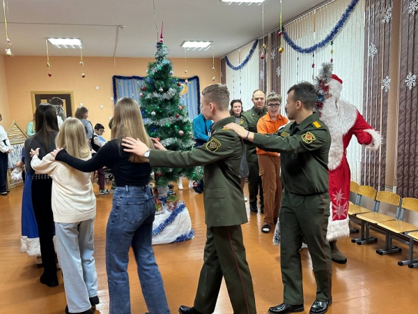 В рамках акции «Наши дети» военнослужащие приехали с подарками к воспитанниками Центра коррекционно-развивающего обучения В рамках акции «Наши дети» военнослужащие приехали с подарками к воспитанниками Центра коррекционно-развивающего обучения