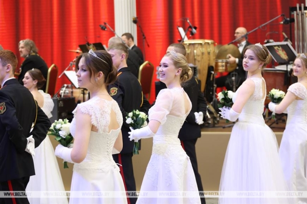 Атмосфера музыки, танца и таланта. Новогодний бал для молодежи прошел во Дворце Независимости Атмосфера музыки, танца и таланта. Новогодний бал для молодежи прошел во Дворце Независимости