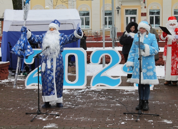 Конкурс Дедов Морозов и Снегурочек прошел на городской площади