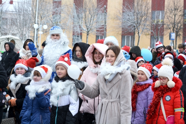 Новогоднее шествие Дедов Морозов прошло в Старых Дорогах (фоторепортаж) Новогоднее шествие Дедов Морозов прошло в Старых Дорогах (фоторепортаж)