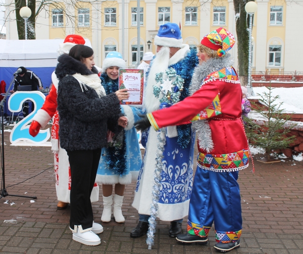 Конкурс Дедов Морозов и Снегурочек прошел на городской площади