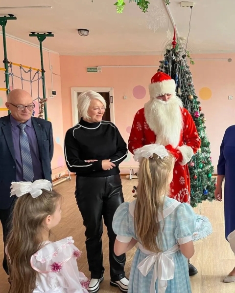 Профсоюзный Дед Мороз поздравил детишек из приюта и подарил им подарки