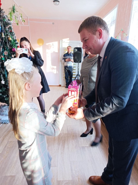 Председатель райисполкома Дмитрий Сосинович поздравил с новогодними праздниками ребят из социального приюта Председатель райисполкома Дмитрий Сосинович поздравил с новогодними праздниками ребят из социального приюта