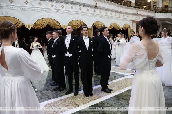 Атмосфера музыки, танца и таланта. Новогодний бал для молодежи прошел во Дворце Независимости Атмосфера музыки, танца и таланта. Новогодний бал для молодежи прошел во Дворце Независимости