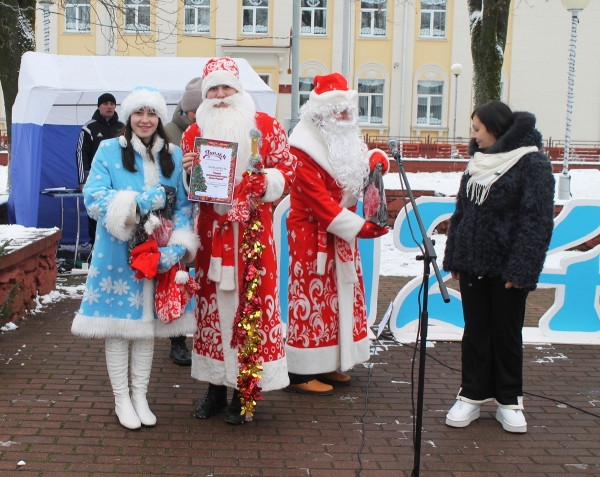 Конкурс Дедов Морозов и Снегурочек прошел на городской площади
