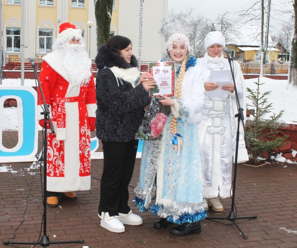 Конкурс Дедов Морозов и Снегурочек прошел на городской площади