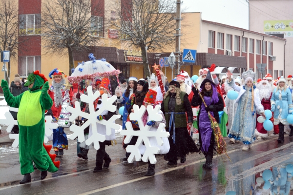 Новогоднее шествие Дедов Морозов прошло в Старых Дорогах (фоторепортаж) Новогоднее шествие Дедов Морозов прошло в Старых Дорогах (фоторепортаж)