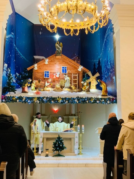 Католические верующие празднуют Рождество Христово