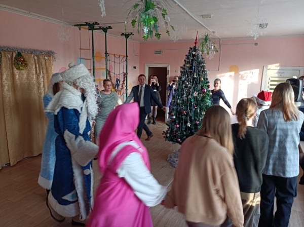 Председатель райисполкома Дмитрий Сосинович поздравил с новогодними праздниками ребят из социального приюта Председатель райисполкома Дмитрий Сосинович поздравил с новогодними праздниками ребят из социального приюта