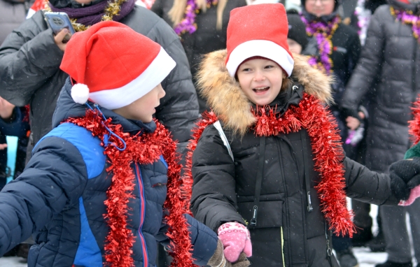 Новогоднее шествие Дедов Морозов прошло в Старых Дорогах (фоторепортаж) Новогоднее шествие Дедов Морозов прошло в Старых Дорогах (фоторепортаж)