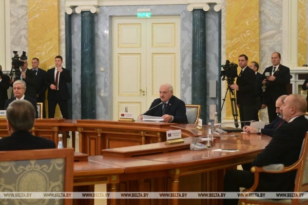 Лукашенко принимает участие в неформальной встрече лидеров стран СНГ Лукашенко принимает участие в неформальной встрече лидеров стран СНГ