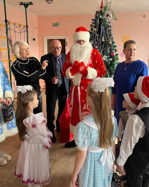 Профсоюзный Дед Мороз поздравил детишек из приюта и подарил им подарки