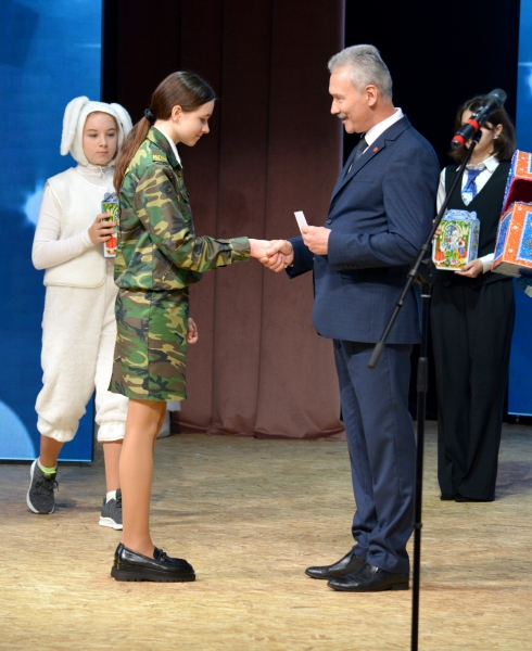 Новогоднее представление и награждение талантливой молодежи прошло во Дворце культуры