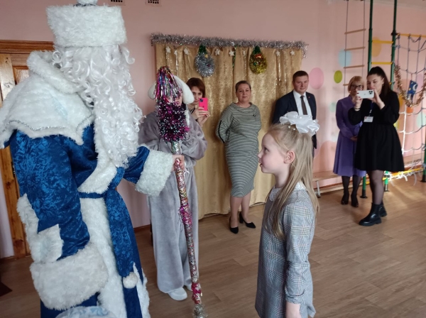 Председатель райисполкома Дмитрий Сосинович поздравил с новогодними праздниками ребят из социального приюта Председатель райисполкома Дмитрий Сосинович поздравил с новогодними праздниками ребят из социального приюта