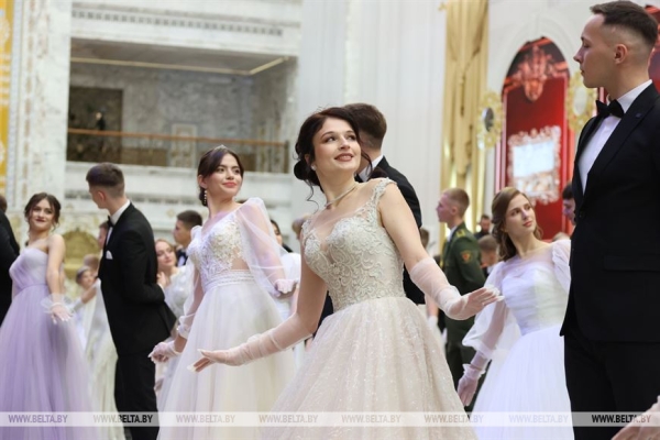 Атмосфера музыки, танца и таланта. Новогодний бал для молодежи прошел во Дворце Независимости Атмосфера музыки, танца и таланта. Новогодний бал для молодежи прошел во Дворце Независимости