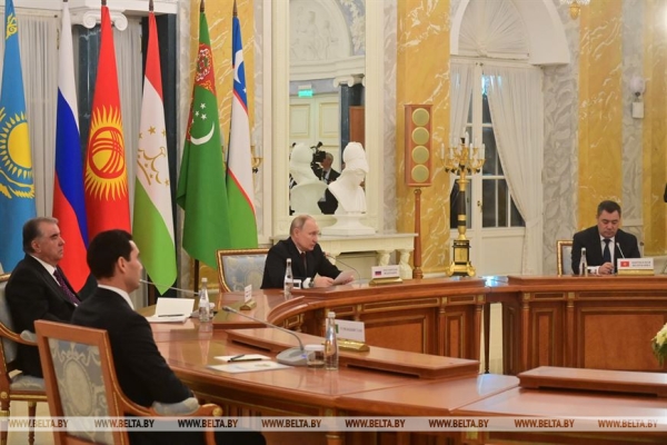 Лукашенко принимает участие в неформальной встрече лидеров стран СНГ Лукашенко принимает участие в неформальной встрече лидеров стран СНГ