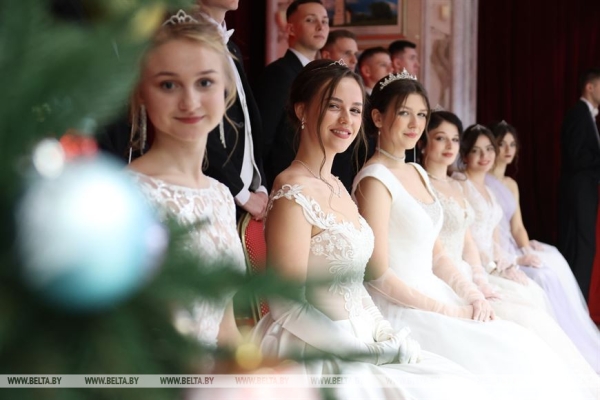 Атмосфера музыки, танца и таланта. Новогодний бал для молодежи прошел во Дворце Независимости Атмосфера музыки, танца и таланта. Новогодний бал для молодежи прошел во Дворце Независимости