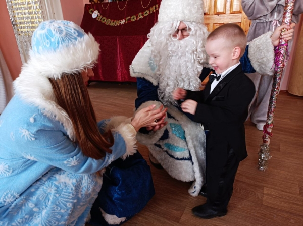 Председатель райисполкома Дмитрий Сосинович поздравил с новогодними праздниками ребят из социального приюта Председатель райисполкома Дмитрий Сосинович поздравил с новогодними праздниками ребят из социального приюта