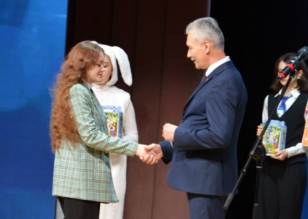 Новогоднее представление и награждение талантливой молодежи прошло во Дворце культуры