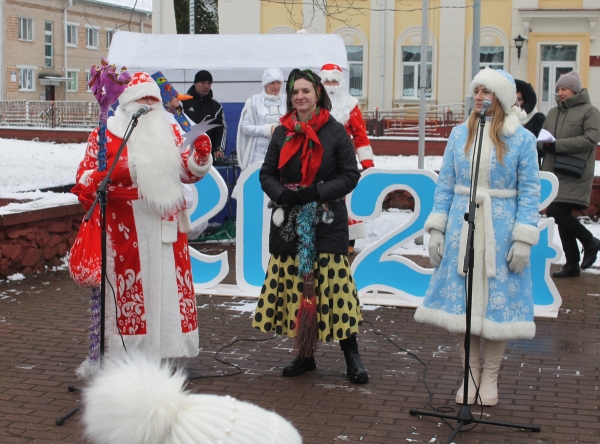 Конкурс Дедов Морозов и Снегурочек прошел на городской площади