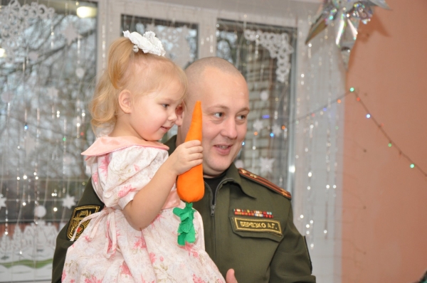 Военнослужащие поздравили с Новым годом ребятишек из детского приюта Военнослужащие поздравили с Новым годом ребятишек из детского приюта