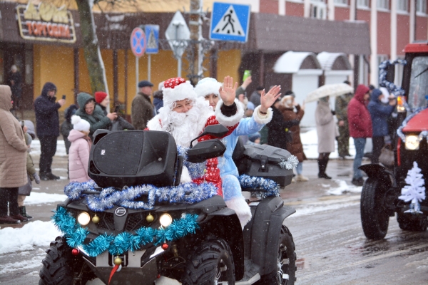 Новогоднее шествие Дедов Морозов прошло в Старых Дорогах (фоторепортаж) Новогоднее шествие Дедов Морозов прошло в Старых Дорогах (фоторепортаж)
