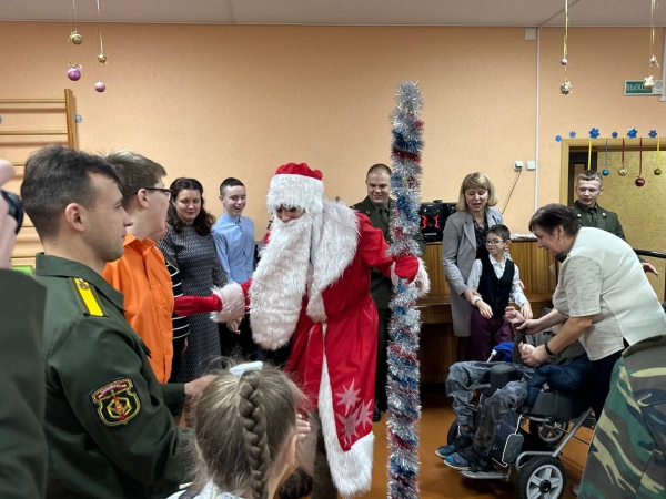 В рамках акции «Наши дети» военнослужащие приехали с подарками к воспитанниками Центра коррекционно-развивающего обучения В рамках акции «Наши дети» военнослужащие приехали с подарками к воспитанниками Центра коррекционно-развивающего обучения