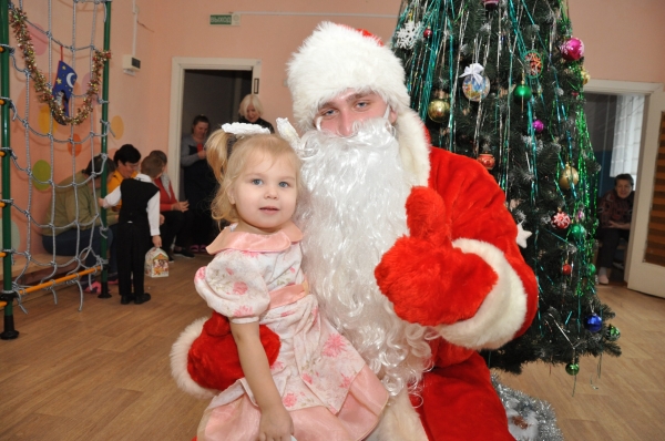 Военнослужащие поздравили с Новым годом ребятишек из детского приюта Военнослужащие поздравили с Новым годом ребятишек из детского приюта