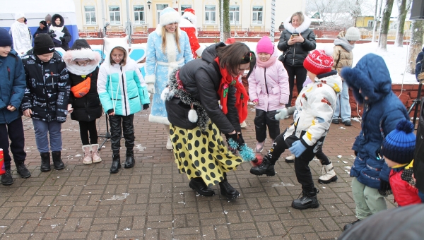 Конкурс Дедов Морозов и Снегурочек прошел на городской площади