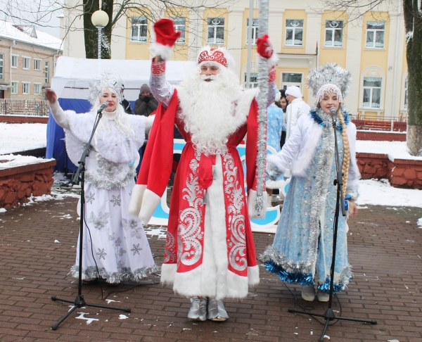 Конкурс Дедов Морозов и Снегурочек прошел на городской площади