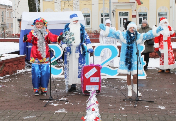 Конкурс Дедов Морозов и Снегурочек прошел на городской площади