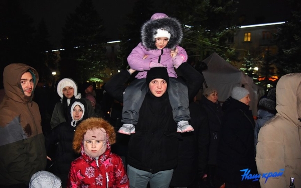 Такого еще не было. Огни на барановичской елке зажег огромный дракон