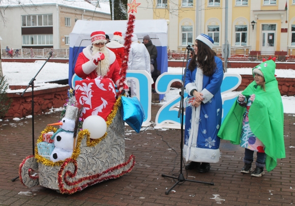 Конкурс Дедов Морозов и Снегурочек прошел на городской площади