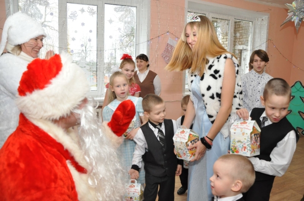 Военнослужащие поздравили с Новым годом ребятишек из детского приюта Военнослужащие поздравили с Новым годом ребятишек из детского приюта