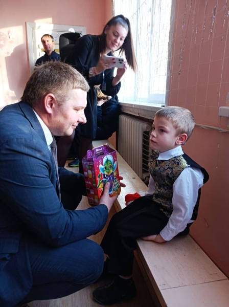 Председатель райисполкома Дмитрий Сосинович поздравил с новогодними праздниками ребят из социального приюта Председатель райисполкома Дмитрий Сосинович поздравил с новогодними праздниками ребят из социального приюта
