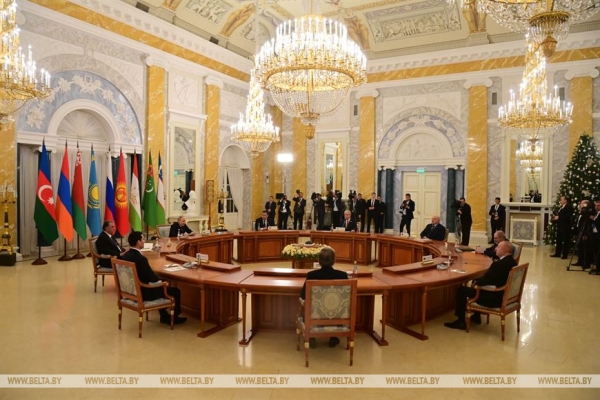 Лукашенко принимает участие в неформальной встрече лидеров стран СНГ Лукашенко принимает участие в неформальной встрече лидеров стран СНГ