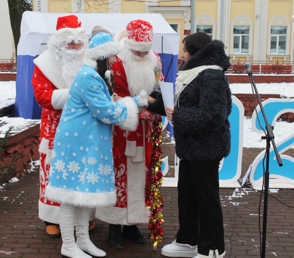Конкурс Дедов Морозов и Снегурочек прошел на городской площади