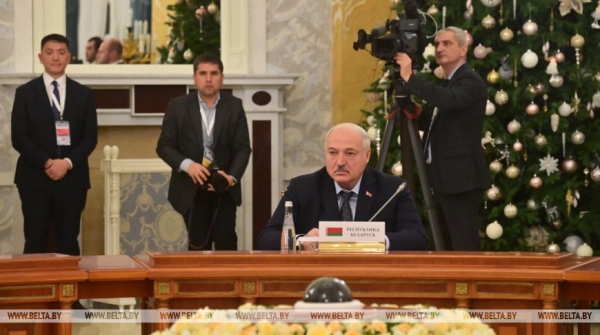 Лукашенко принимает участие в неформальной встрече лидеров стран СНГ Лукашенко принимает участие в неформальной встрече лидеров стран СНГ