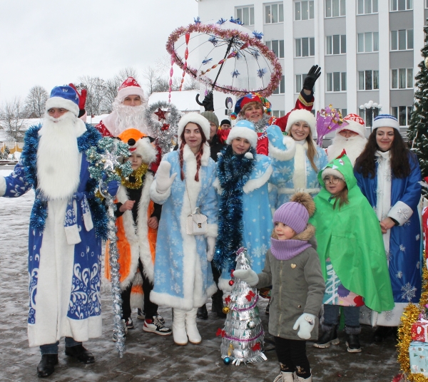 Конкурс Дедов Морозов и Снегурочек прошел на городской площади