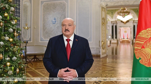Эксклюзивная хроника. Посмотрите, как менялись новогодние обращения Лукашенко и что их объединяет Эксклюзивная хроника. Посмотрите, как менялись новогодние обращения Лукашенко и что их объединяет