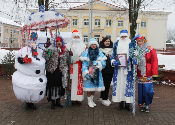 Конкурс Дедов Морозов и Снегурочек прошел на городской площади