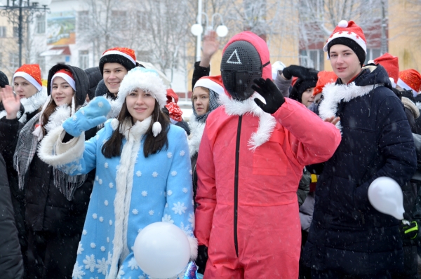 Новогоднее шествие Дедов Морозов прошло в Старых Дорогах (фоторепортаж) Новогоднее шествие Дедов Морозов прошло в Старых Дорогах (фоторепортаж)