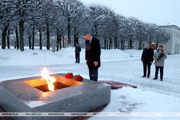 Священное место мужества и скорби. Белорусская делегация на Пискаревском кладбище почтила память жертв блокады Ленинграда Священное место мужества и скорби. Белорусская делегация на Пискаревском кладбище почтила память жертв блокады Ленинграда