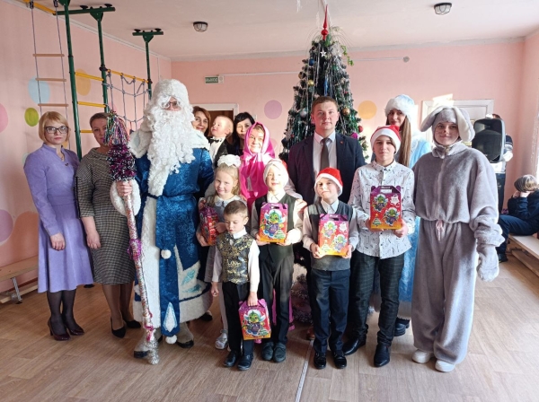 Председатель райисполкома Дмитрий Сосинович поздравил с новогодними праздниками ребят из социального приюта Председатель райисполкома Дмитрий Сосинович поздравил с новогодними праздниками ребят из социального приюта