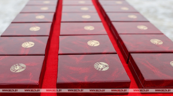 Лукашенко подписал поправки в закон о госнаградах Лукашенко подписал поправки в закон о госнаградах