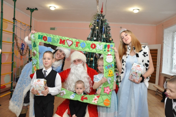 Военнослужащие поздравили с Новым годом ребятишек из детского приюта Военнослужащие поздравили с Новым годом ребятишек из детского приюта