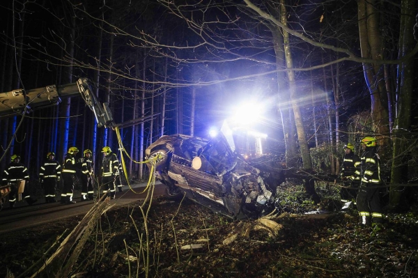 Австрийка чудом выжила за рулем компактвэна, который воткнулся в огромную ель