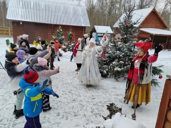 Ребята из Горковской школы посетили усадьбу Деда Мороза и Снегурочки